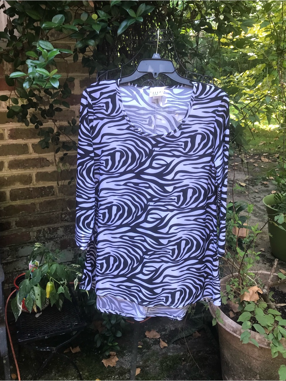 Ellen & Co- BLACK/GRAY PRINT POLYKNIT TUNIC TOP- Size Large- EUC
